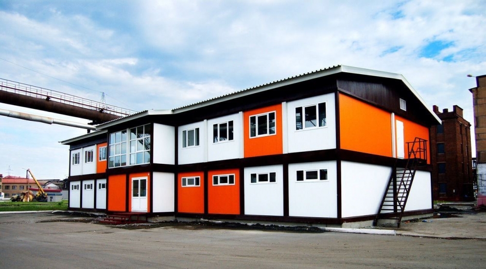 Модульный офис из блок-контейнеров с 2-х скатной крышей и цветовым решением фасадов